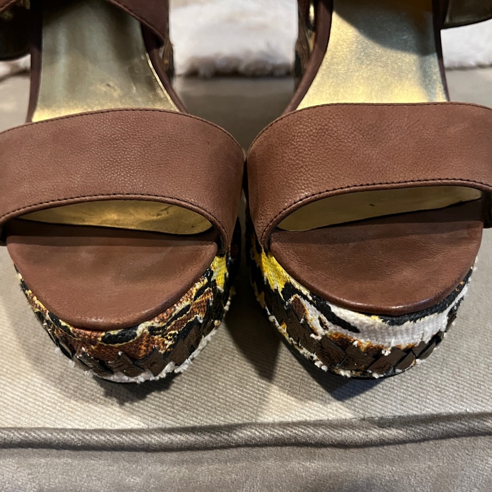 Stunning 9 West wedge sandals with gold detail! - Picture 8 of 14